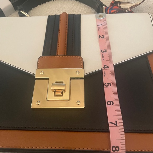 Adorable, lady’s handbag w/adjustable strap to wear crossbody. Never used.​ - Picture 5 of 12